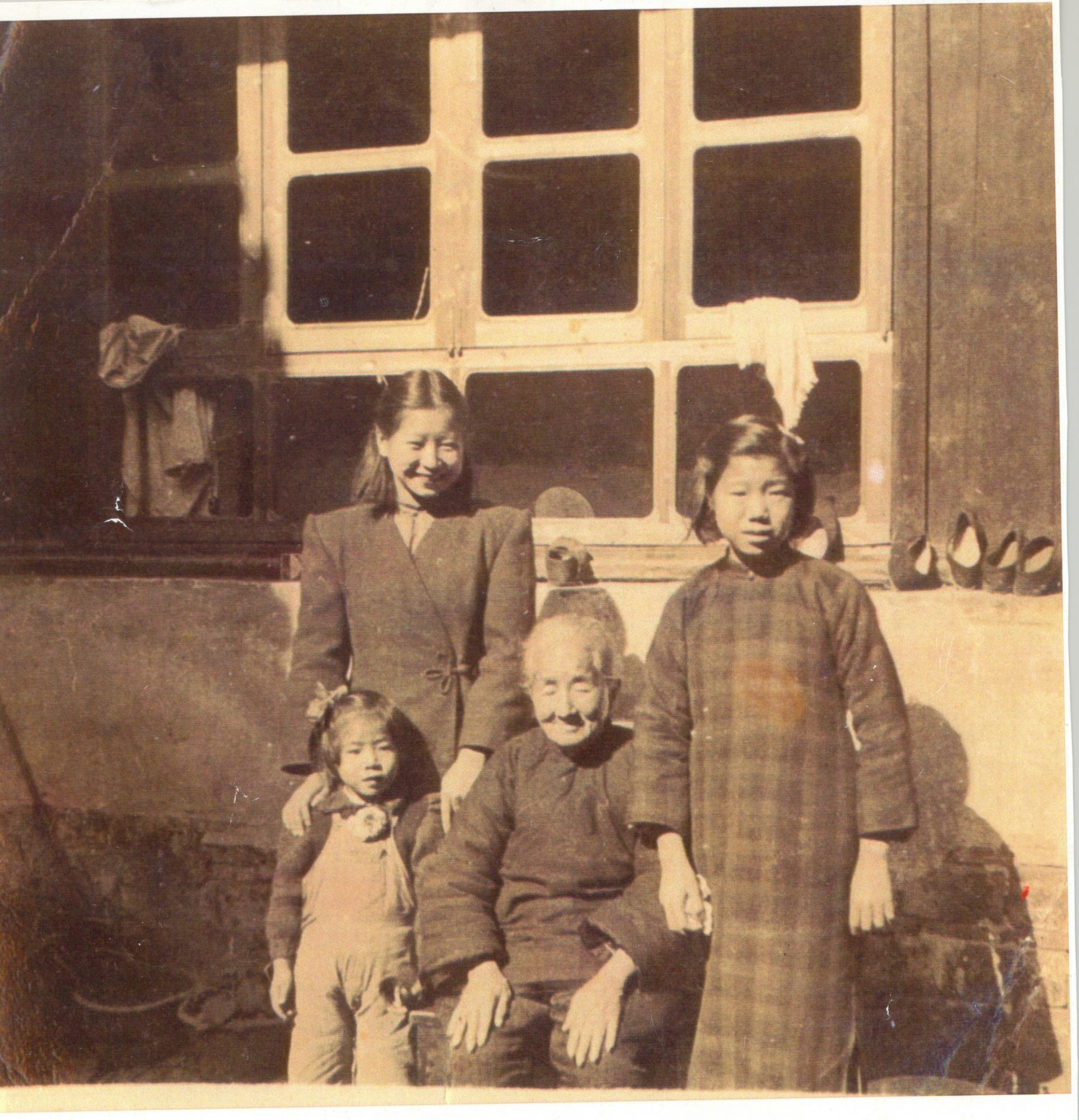 Mrs. Ruth Mulan Chu Chao with her grandmother and younger sisters in their family estate in Anhui, China.
